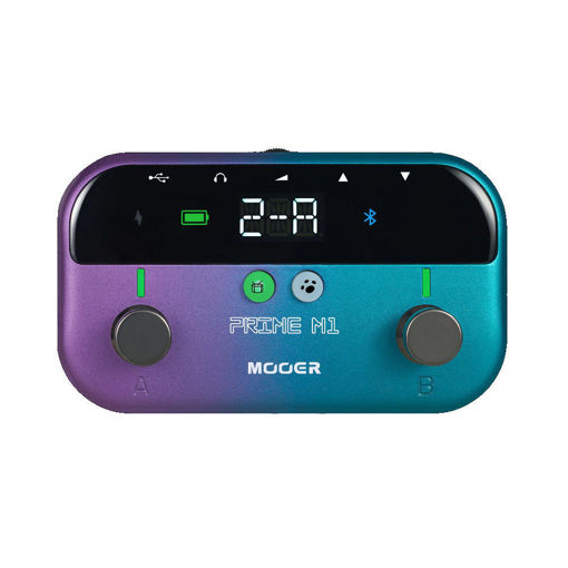 Vista frontal do Mooer Prime M1, processador de efeitos portátil com ecrã digital, ideal para guitarristas modernos.