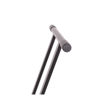 Pormenor da base anti-derrapante do Suporte duplo para teclado Admira KS010 em metal preto ajustável em forma de X
