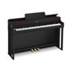 Vista lateral do piano digital Casio AP-300BK destacando a estrutura robusta e o teclado de 88 teclas.