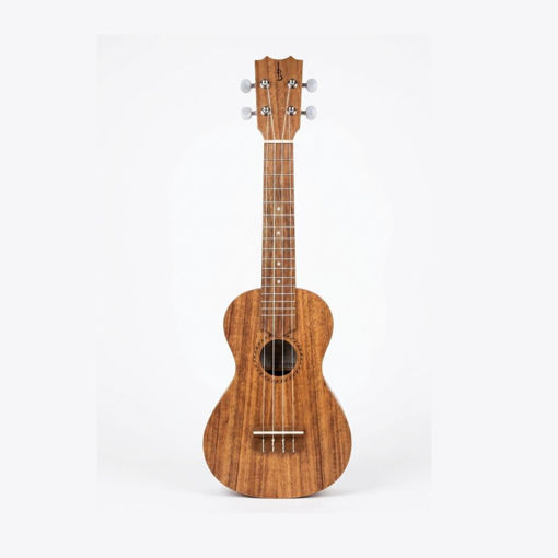 Fotografia de estúdio frontal do ukulele soprano APC SS, destacando o corpo em koa maciça, a rosácea trabalhada e as cordas Aquila Super Nylgut.