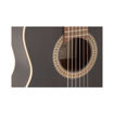 Detalhe da boca da Guitarra clássica Admira Luna preta com acabamento a poro aberto e clavilhame dourado.