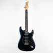 Guitarra elétrica preta Kingsman Corona 92 com configuração de pickups SSH e ponte tremolo vintage. Vista Frontal